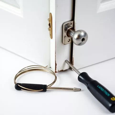 Jak Otworzyć Zatrzaśnięte Drzwi Bez Klamki