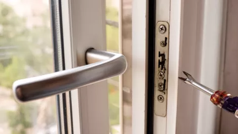 jak wyregulować klamkę w drzwiach balkonowych