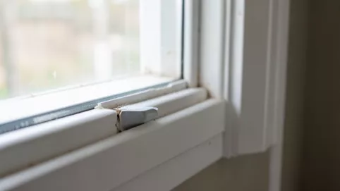 jak wyregulować okno klamka nie domyka się