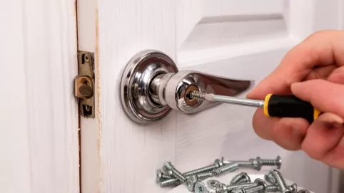 Montaż klamki do drzwi łazienkowych