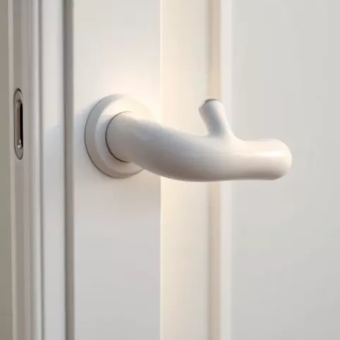 Przekręcona klamka w drzwiach balkonowych