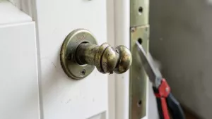 Wymiana klamki w drzwiach wejściowych