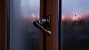 dlaczego klamka w oknie nie zamyka się do końca