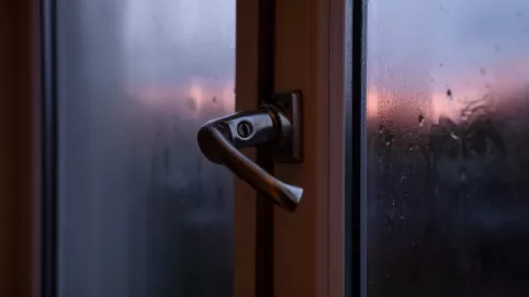 dlaczego klamka w oknie nie zamyka się do końca
