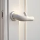 Przekręcona klamka w drzwiach balkonowych